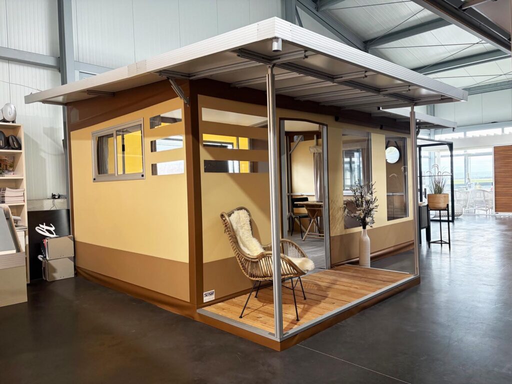 Freistehendes Vorzelt 500 x 300 cm – Seitenansicht mit Alu-Schiebefenster und überdachtem Eingang mit Holzboden
