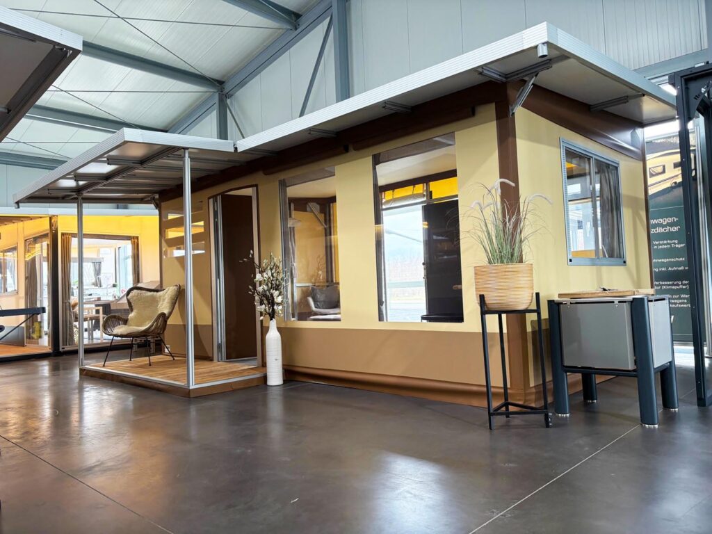 Winterfestes Schall-Vorzelt 500 x 300 cm mit Pultdach und überdachtem Eingang – Frontansicht in der Ausstellung
